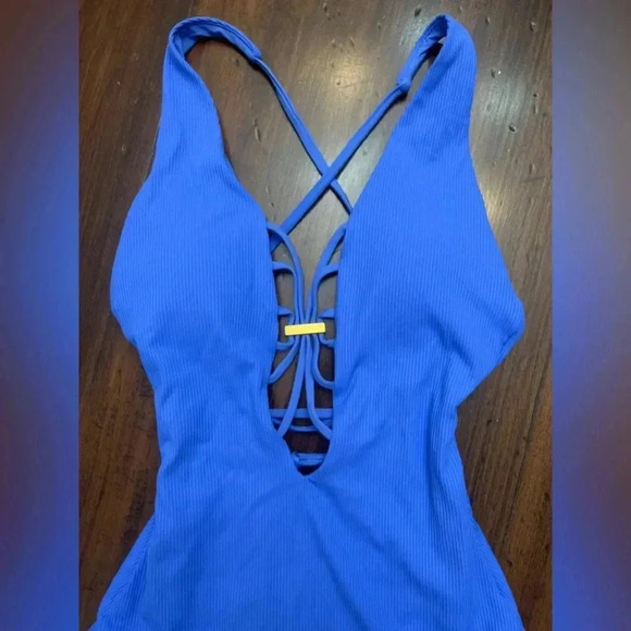 Becca Swimsuit Size Small 4 / 6 Periwinkle Blue Plunge Neck Gold Accent NWOT - Picture 4 of 13